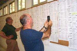 Las notas de la Selectividad, colgadas del tablón del edificio central de la UAL.