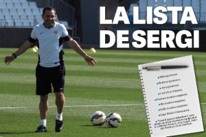 Sergi pone nombres encima de la mesa.