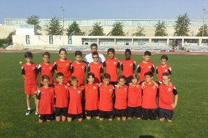 Fran Fernández, con los niños del Campus, es el míster más veterano.