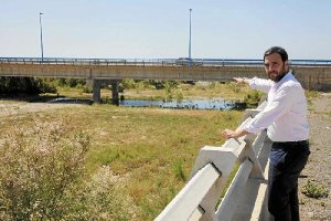 El concejal Sánchez junto al Andarax.