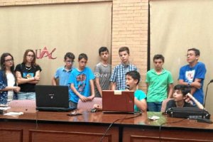 Uno de los grupos de alumnos exponen su proyecto de videojuego.