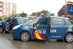 Un nutrido grupo de agentes de la Policía Nacional participó en el operativo, tomando el barrio para imponer el orden y llevando la tranquilidad a lo