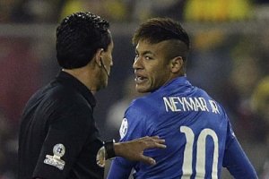 Neymar, discutiendo con el árbitro.