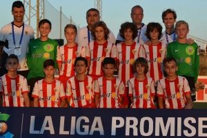 Los peques con su cuerpo técnico y Corona.