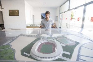 Al lado de la maqueta del Estadio Mediterráneo.