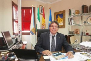 El primer edil albojense Rogelio Mena.