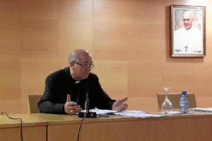 El Obispo de Almería, presentando ayer la encíclica.