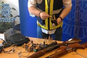 Un agente muestra armas decomisadas