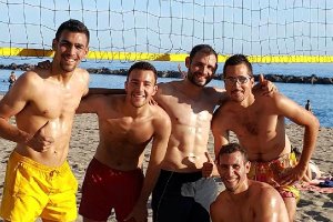 Dani Romera y sus amigos en la playa.