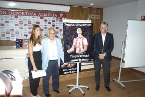 Lorena, Alfonso y Bonillo con el cartel de los abonos.