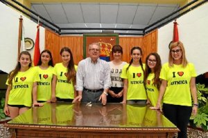 Antonio Bonilla con las gimnastas.