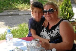Iván, de siete años de edad, junto a su madre María del Mar Martínez.