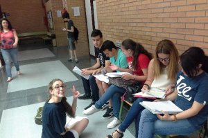 Alumnos del IES Sol de Portocarrero repasan antes de la segunda prueba.