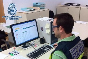 Un agente de Policía Nacional investiga sobre el fraude a la Seguridad Social.