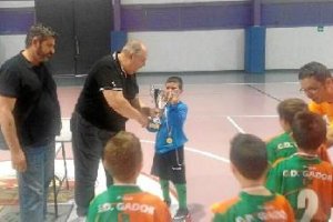 Juan Mateo Puga como delegado de fútbol sala entregó la Copa.