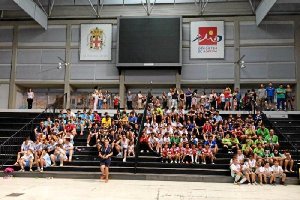 La gran familia del fútbol sala almeriense posa con el concejal Juanjo Alonso.