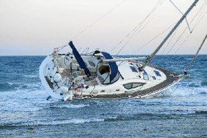 El velero que tuvo el accidente la noche del sábado.