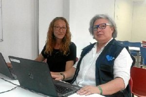 María José Peralta, emprendedora y usuaria número 5.000, y la voluntaria de Andalucía Compromiso Digital Montse Ódena.