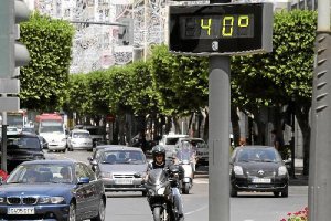 Un termómetros refleja 40ºC al final de La Rambla.