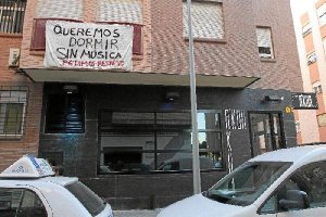 Cartel colgado hace algún tiempo contra los ruidos de un pub. 