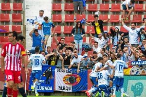 Los jugadores del Zaragoza celebrando ante un Girona hundido.