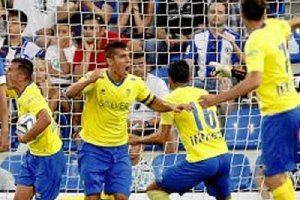 Los jugadores del Cádiz celebrando el gol que les deja a un paso de Segunda.