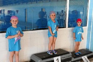 Los más pequeños subidos en el podio.