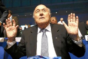 El presidente dimitió y ahora se plantea seguir al frente de la FIFA.