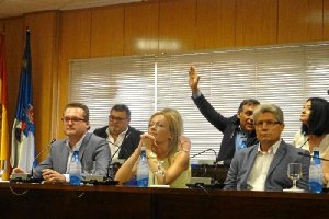 Los tres concejales de Ciudadanos se han abstenido a la hora de votar al socialista Manolo García como alcalde de Roquetas de Mar.