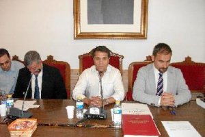 Domingo Crisol, en su primera intervención como alcalde, a la izquierda cabizbajo, el primer edil saliente, Miguel Martínez-Carlón.