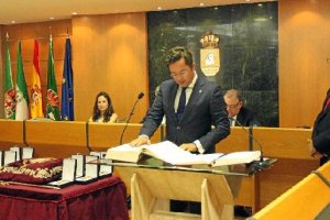 Francisco Góngora lee su juramento