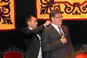 Rogelio Luis Mena recibe la medalla de concejal