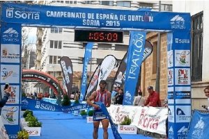 Jairo Ruiz corta la cinta en la línea de meta de Soria.