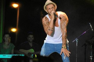 Rasel protagoniza uno de los conciertos gratuitos en el litoral roquetero. 