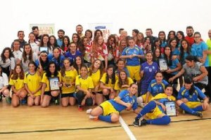 Foto de familia de los participantes en uno de los pabellones.