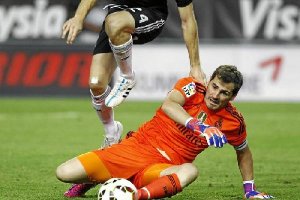 Iker Casillas busca una salida.