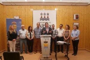 Rogelio Mena ayer acompañado por los concejales electos en las pasadas elecciones.