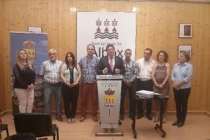 Rogelio Mena ayer, junto a los concejales electos.