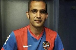 José Verza con su nueva camiseta.