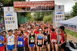Los participantes dispuestos a tomar la salida.