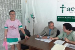 Laura Negrillo, Francisco Balcázar y Gracia Fernández, en la sede de AECC.