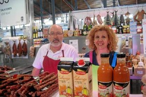 José Rumí y María Morales con el gazpacho y el salmorejo de Vicasol en la Plaza.