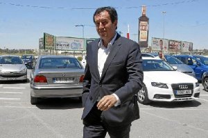 Juan Anguix y el Elche no se rinden ante el descenso administrativo.