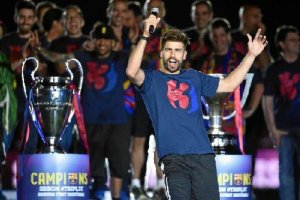 Piqué en la fiesta del la quinta Copa de Europa.