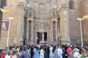 La Custodia re.cibe una petalá a la salida de la Catedral