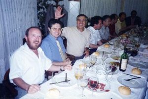 En una comida de compañeros y amigos del voley.