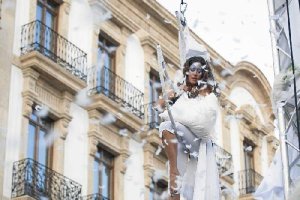 ‘Dídimo’, singular propuesta repleta de acrobacias, telas y danza aérea, abrió la Noche en Blanco.
