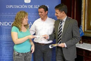 La ganadora recoge su premio del Grupo Playa Senator.