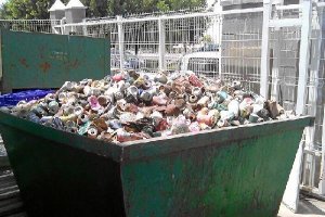 Contenedor con residuos recogidos en las cunetas de los caminos rurales.