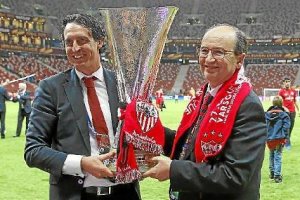 Emery y Castro levantan la copa de la Europa League en Varsovia.